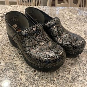Dansko Xp 2.0 Clogs size 40 women’s